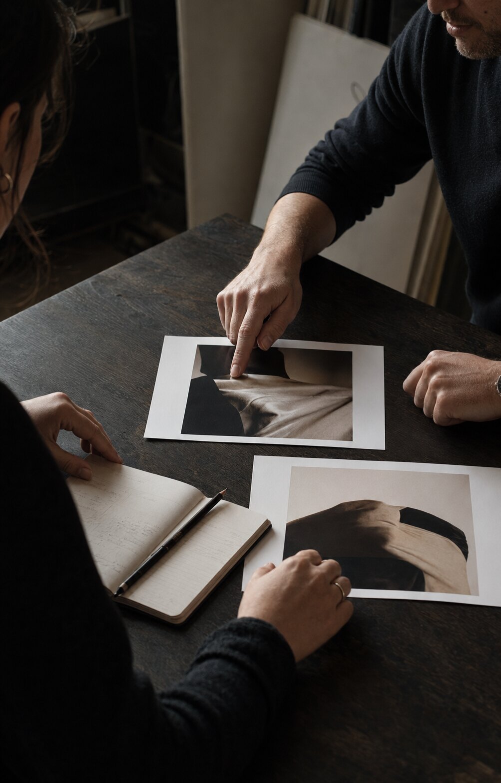 Confronto creativo durante la progettazione di un servizio fotografico