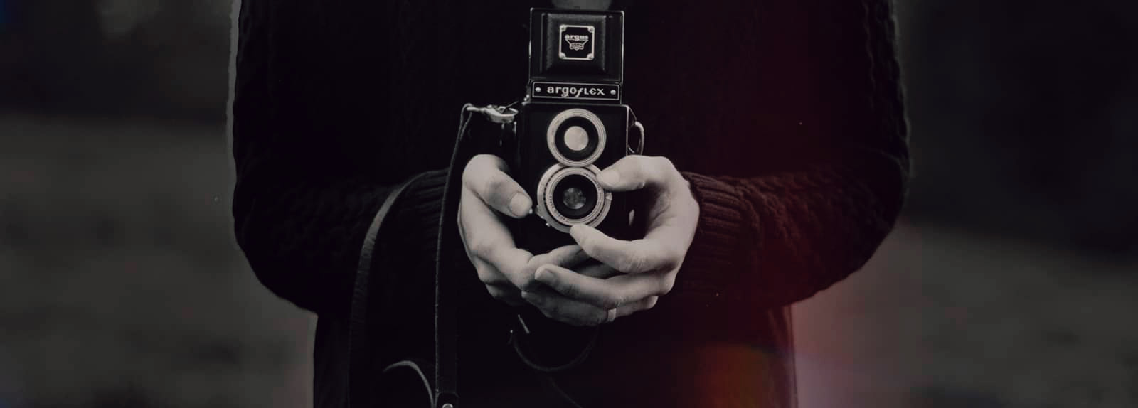 Fotografo con macchina fotografica vintage